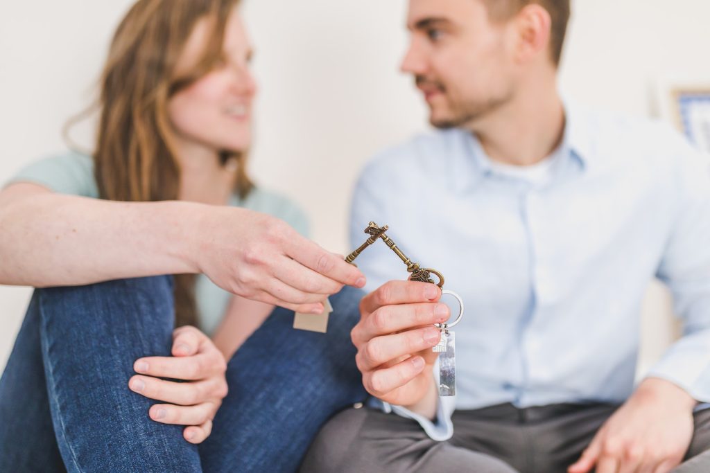 Homme et femme assis en tenant des clés